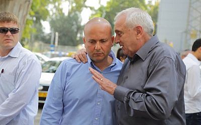 Ashkelon Mayor Itamar Shimoni (left) with Public Security Minister Yitzhak Aharonovitch, May 2014. (Photo credit: Edi Israel/Flash 90)