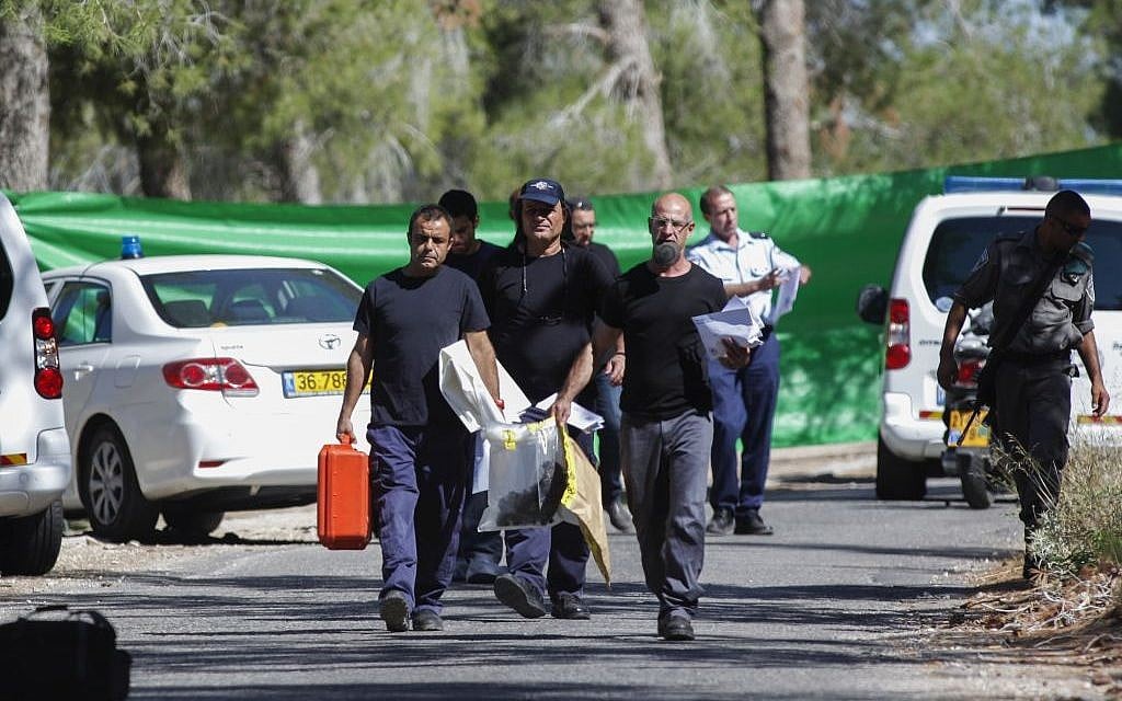 Israeli police at the scene where the body of an Arab youth was found in the Jerusalem Forest Wednesday morning, July 02, 2014. photo credit: Yonatan SIndel/FLASH90)