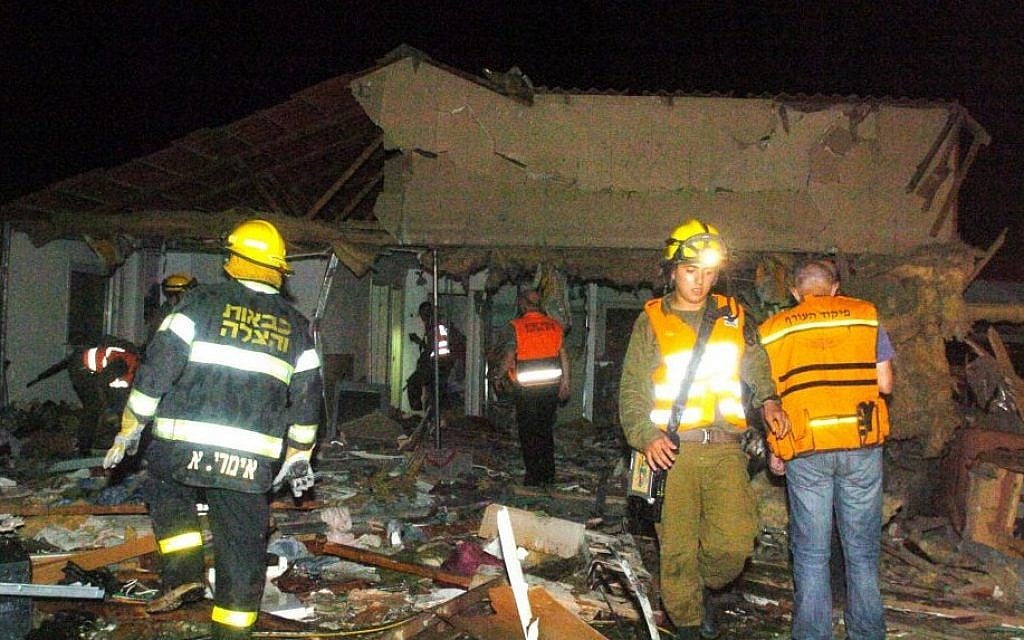 Security forces at the site of a house in Beersheba which was destroyed following a Gaza rocket attack on July 11, 2014 (Photo credit: FLASH90)