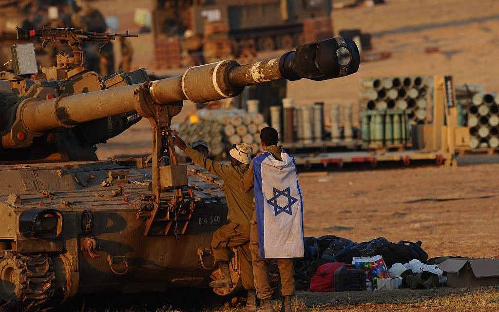 Israeli soldiers standing near an artillery cannon near the border with Gaza on July 23, 2014. (photo credit: Mendy Hechtman/Flash90)
