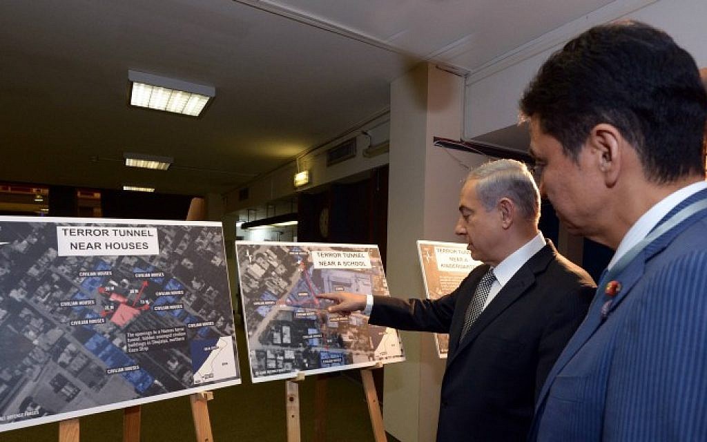 Prime Minister Benjamin Netanyahu shows Deputy Foreign Minister of Japan maps of terror tunnels from Gaza to Israel, during his visit to Israel on July 24, 2014. (Haim Zach/GPO)