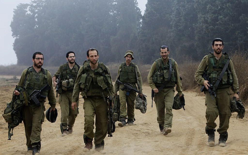 Israeli soldiers seen returning after a training drill in the fields near the Israeli border with Gaza on July 24, 2014. (Miriam Alster/ FLASH90/ File)