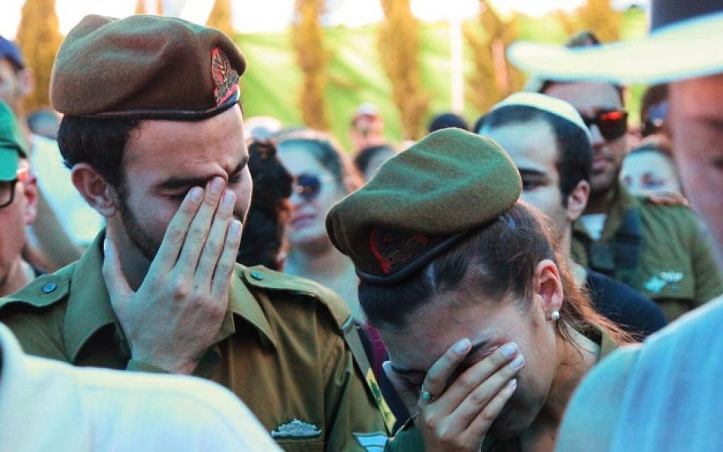 Relatives and friends seen mourning at the funeral of Golani Brigade soldier Daniel Pomerantz who was killed during fighting in Gaza on Sunday, in Kfar Azar, near Tel Aviv July 24, 2014. (Photo credit: Flash90)