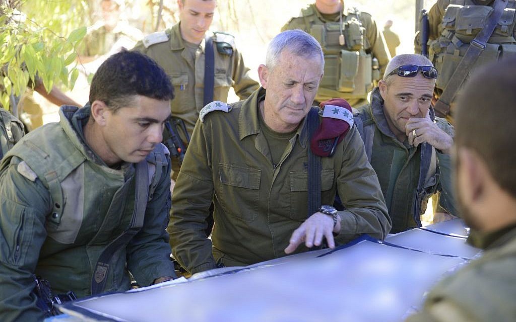 IDF Chief of Staff Benny Gantz visits near the border with the Gaza Strip, on July 26, 2014. (IDF Spokesperson/Flash90)