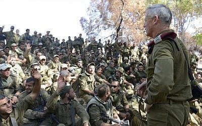 IDF Chief of Staff Benny Gantz speaks with Israeli soldiers near the border with the Gaza Strip, on July 26, 2014. (IDF Spokesperson's Unit)