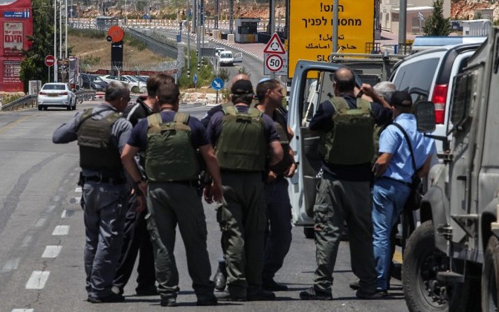 Police at the scene near the settlement of Beitar illit on July 27, 2014. Border Police officers stopped what they suspect was a potential terror attack Sunday, when they arrested a man at a West Bank checkpoint they said was carrying an explosive device in his car. (Photo credit: Flash90)