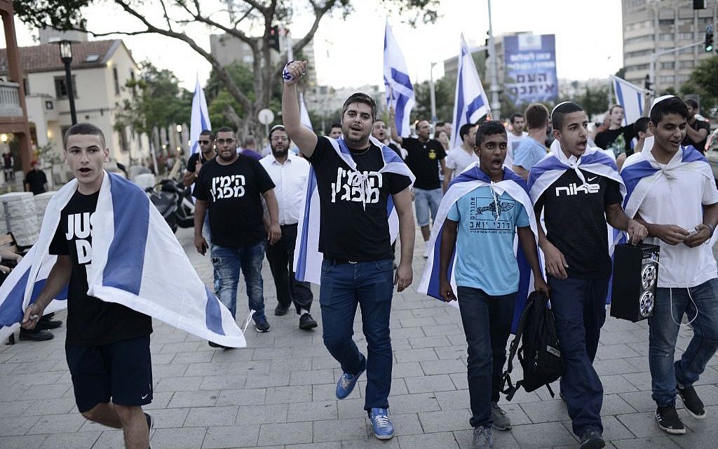 Right wing activists holding a protest against a ceasefire in front of Defense Ministry headquarters July 29, 2014. (photo credit: Tomer Neuberg/Flash90)