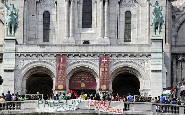 Pro-Palestinian demonstrators hold banners reading: "Palestine will live" and "Israel assassins," in front of the Sacre Coeur basilica at Montmartre in Paris, Saturday July 19, 2014. (photo credit: AP Photo/Remy de la Mauviniere) Pro-Palestinian demonstrators hold banners reading: "Palestine will live" and "Israel assassins," in front of the Sacre Coeur basilica at Montmartre in Paris, Saturday July 19, 2014. (photo credit: AP Photo/Remy de la Mauviniere)