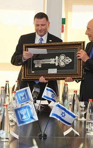 Knesset Speaker Yuri Edelstein presents outgoing President of Israel Shimon Peres with a symbolic key to the Knesset, July 24, 2014. (photo credit: Knesset Press Office) Knesset Speaker Yuri Edelstein presents outgoing President of Israel Shimon Peres with a symbolic key to the Knesset, July 24, 2014. (photo credit: Knesset Press Office)