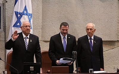 Incoming President of Israel Reuven Rivlin (L) takes his presidential oath in the Knesset, July 24, 2014. (photo credit: Knesset Press Office)