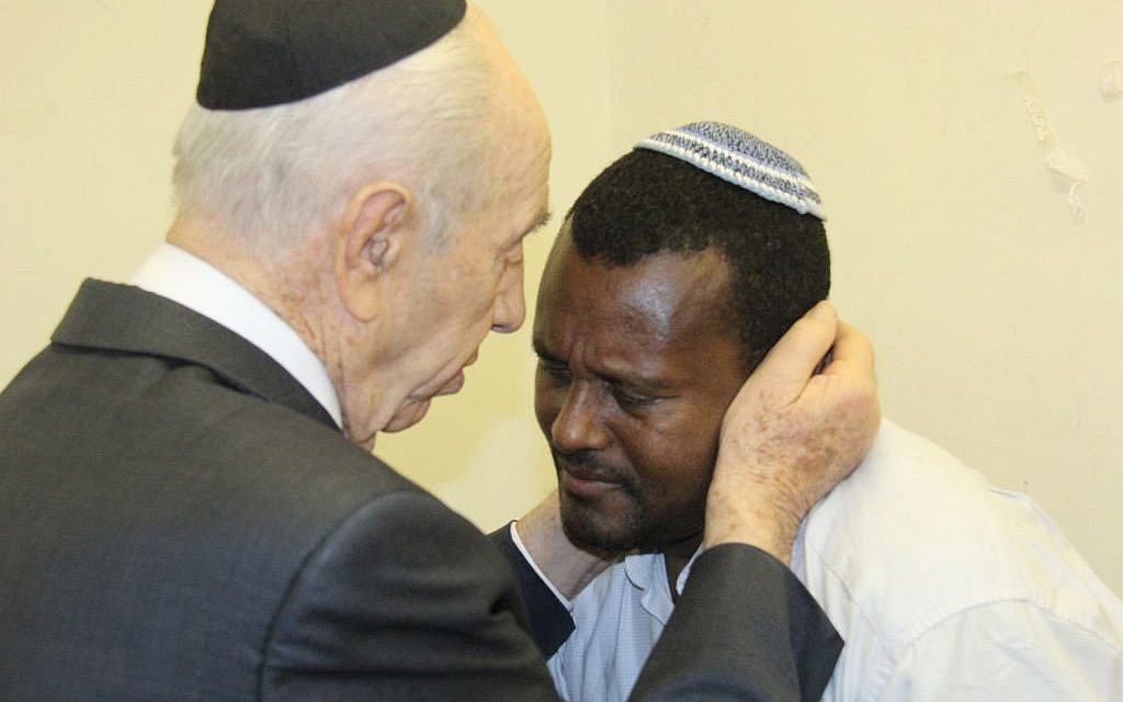 President Shimon Peres consoles the family of fallen soldier Moshe Malko on Wednesday, July 23, 2014 (photo credit: President's Residence)