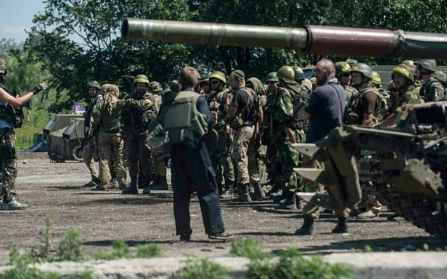 Ukrainian troops stand at a checkpoint near Slovyansk, eastern Ukraine, Saturday, July 5, 2014. (AP Photo/Evgeniy Maloletka) Ukrainian troops stand at a checkpoint near Slovyansk, eastern Ukraine, Saturday, July 5, 2014. (AP Photo/Evgeniy Maloletka)