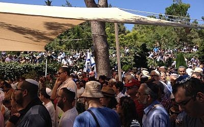 Mourners at the funeral for Max Steinberg in Jerusalem Wednesday, July 23, 2014. (photo credit: Jessica Steinberg/Times of Israel)