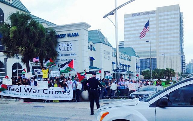 Anti-Israel rally in Houston, Texas, July 20, 2014. (Miriam A. Shaviv/The TImes of Israel) Anti-Israel rally in Houston, Texas, July 20, 2014. (Miriam A. Shaviv/The TImes of Israel)