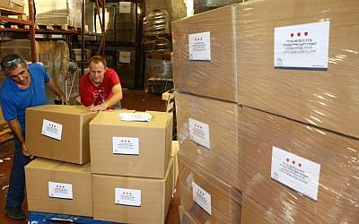 Bundles packed for IDF's lone soldiers. (Diego Mitelberg/FIDF)