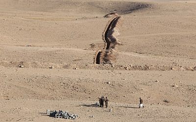 Kurdistan Workers Party (PKK) fighters set up a post as they fight Islamic State militants in the town of Makhmur, southwest Arbil, the capital of the autonomous Kurdish region of northern Iraq, on August 21, 2014. (AFP/Ahmad aL-Rubaye)