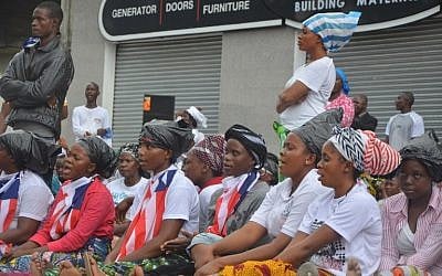 Members of Women in Peace Building Network (WIPNET) pray on August 6, 2014 on a field not far from the residence of Liberia's president, (Photo credit: AFP PHOTO / ZOOM DOSSO)