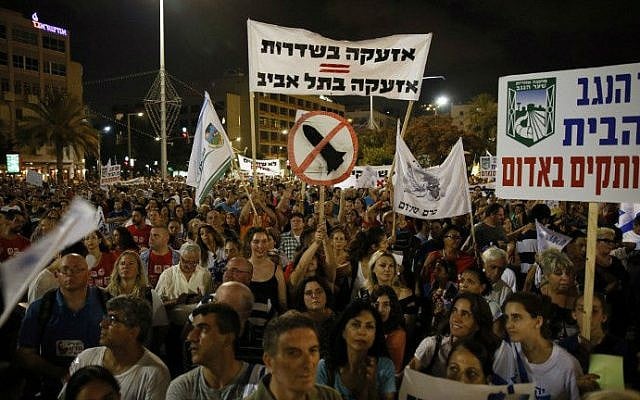 Israelis gather during a protest calling on the government and the army to end Palestinian rocket attacks from Gaza once and for all, Tel Aviv  August 14, 2014. (photo credit: AFP/GALI TIBBON) 