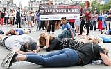 Flash mob in support of Israel in London's Trafalger Square, August 3, 2014. (Raya Cottrell; www.rayacottrell.com)