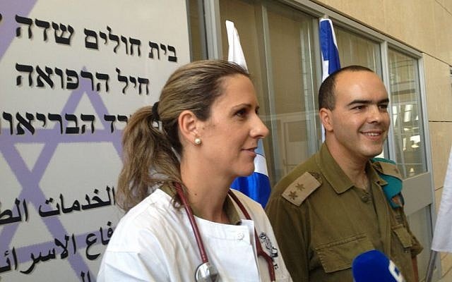 Lt. Col. Rachel Mezan of the IDF Medical Corps (left) and Lt. Col. Sharon Biton o COGAT (right) at the Erez field hospital, August 1, 2014 (photo credit: Elhanan Miller/Flash90) 