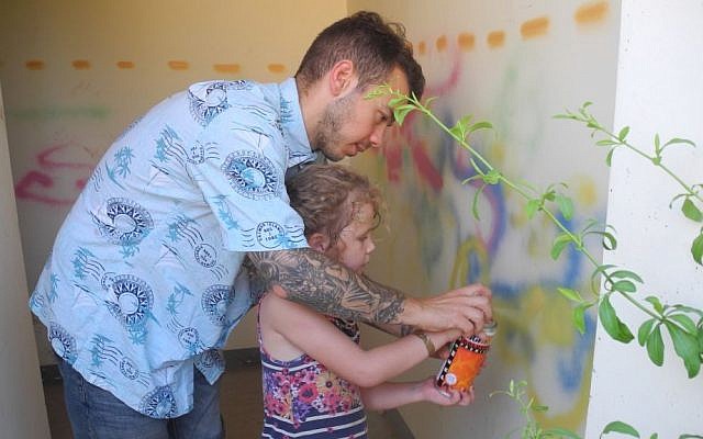 Artists 4 Israel director Craig Dershowitz paints the inside of a bomb shelter with a kid from Kibbutz Alumim on Wednesday. (Melanie Lidman/Times of Israel) Artists 4 Israel director Craig Dershowitz paints the inside of a bomb shelter with a kid from Kibbutz Alumim on Wednesday. (Melanie Lidman/Times of Israel)