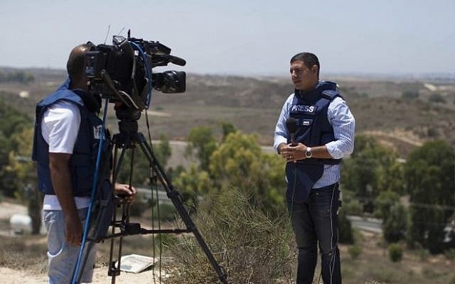Media representative broadcasting from the Israel Gaza Border, July 9, 2014 (Photo credit: Yonatan Sindel/Flash90) Media representative broadcasting from the Israel Gaza Border, July 9, 2014 (Photo credit: Yonatan Sindel/Flash90)