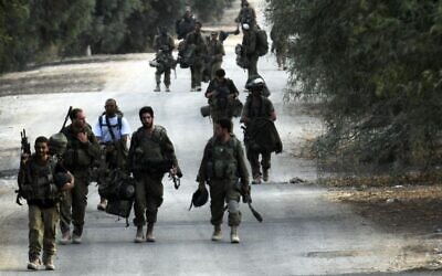 Israeli soldiers return from the Gaza Strip on August 05, 2014. (Dave Buimovitch/Flash90)