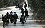 Israeli soldiers near the border between Israel and the Gaza Strip as they return from the Hamas-controlled Gaza Strip on August 05, 2014. (Dave Buimovitch/Flash90)