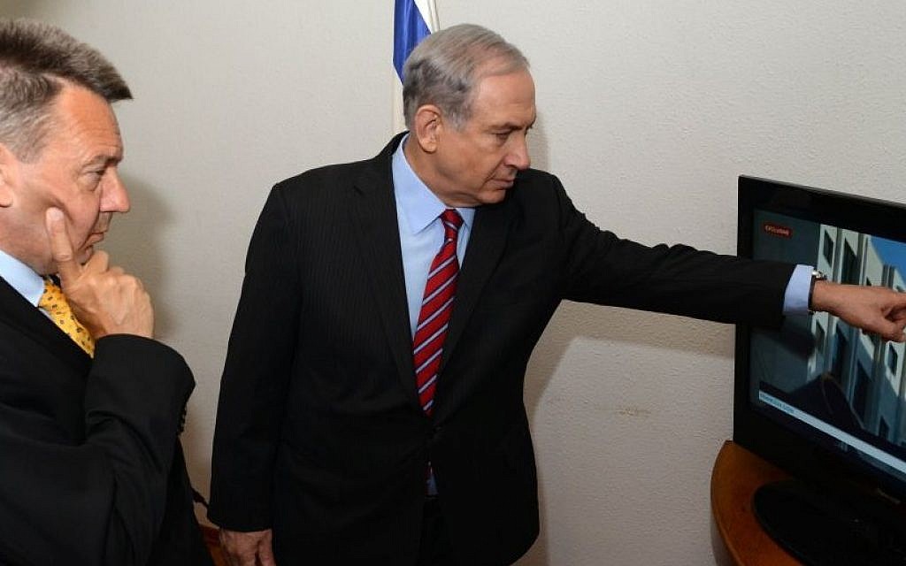 Prime Minister Benjamin Netanyahu meets with president of the International Committee of the Red Cross, Peter Maurer, in Tel Aviv on August 07, 2014. (Photo credit: Kobi Gideon/GPO/FLASH90)