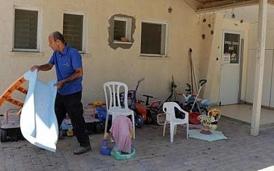 Dani Rechamim, one of few residents of the abandoned Kibbutz Nahal Oz in southern Israel as Hamas terrorists in Gaza continue to fire rockets into Israel. August 10, 2014. (Photo credit: Edi Israel/Flash90) Dani Rechamim, one of few residents of the abandoned Kibbutz Nahal Oz in southern Israel as Hamas terrorists in Gaza continue to fire rockets into Israel. August 10, 2014. (Photo credit: Edi Israel/Flash90)