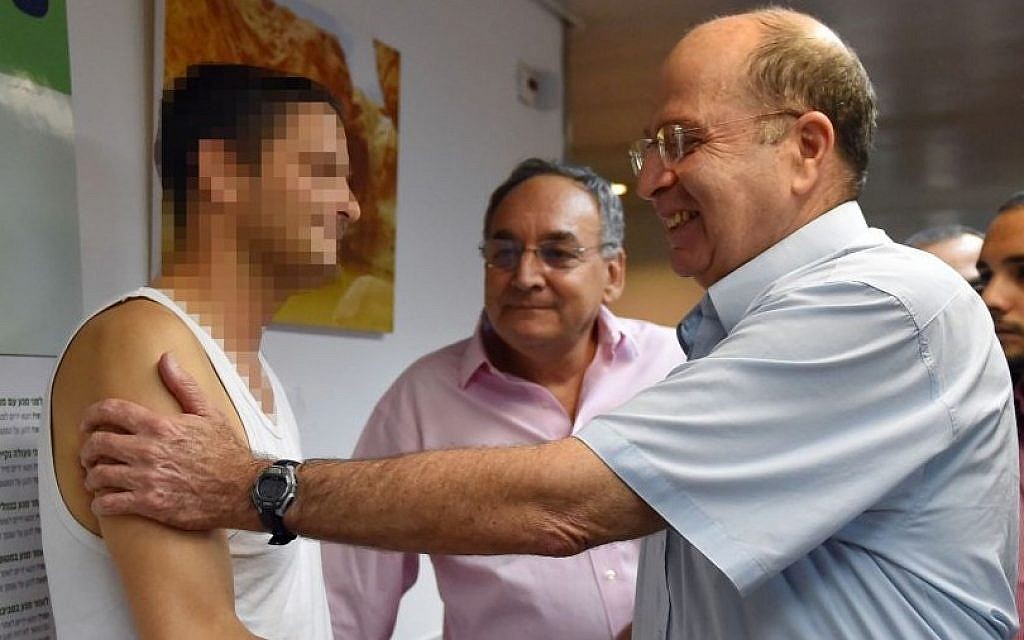 Defense Minister Moshe Ya'alon visits Israeli soldiers injured during Operation Protective Edge, at Tel Hashomer Hospital in Tel Aviv on August 11, 2014. (Photo credit: Ariel Hermoni/Ministry of Defense/Flash90)