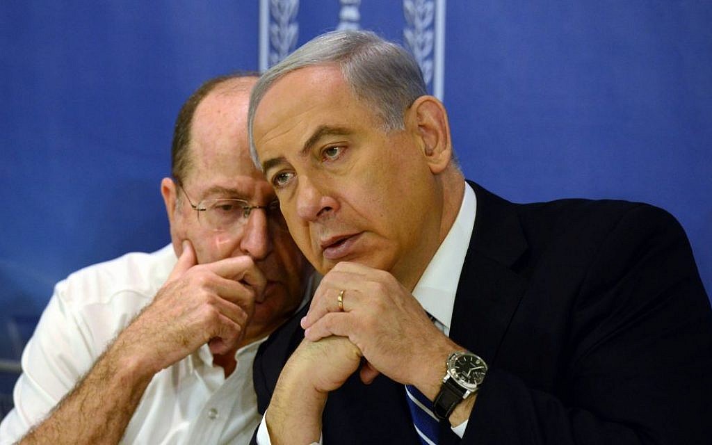 Defense Minister Moshe Ya'alon, left, speaks with Prime Minister Benjamin Netanyahu at the weekly cabinet meeting on August 10, 2014. (photo credit: Haim Zach/GPO/Flash90)