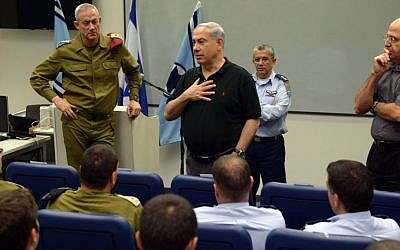 Prime Minister Benjamin Netanyahu, center, Defense Minister Moshe Yaalon, right, and IDF Chief of Staff Benny Gantz visit the Hatzor air force base on August 27, 2014. (Photo credit: Haim Zach/GPO/Flash90)