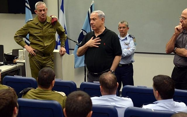 Prime Minister Benjamin Netanyahu, center, Defense Minister Moshe Yaalon, right, and IDF Chief of Staff Benny Gantz visit the Hatzor air force base on August 27, 2014. (Photo credit: Haim Zach/GPO/Flash90)
