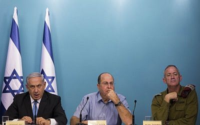 Prime Minister Benjamin Netanyahu (L), then-defense minister Moshe Ya'alon (C) and then-IDF chief of staff Benny Gantz (R), at a press conference in Jerusalem, August 27, 2014 (Yonatan Sindel/Flash90)