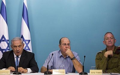 Prime Minister Benjamin Netanyahu (L), Defense Minister Moshe Ya'alon (C) and IDF Chief of Staff Benny Gantz (R) at a press conference in Jerusalem on Wednesday, August 27, 2014 (photo credit: Yonatan Sindel/Flash90)