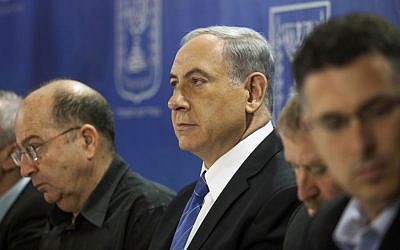 Defense Minister Moshe Ya'alon (left) and Prime Minister Benjamin Netanyahu at a cabinet meeting at the Defense Ministry in Tel Aviv,  July 31, 2014. (photo credit: AP/Dan Balilty, pool)