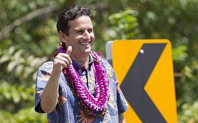 US Sen. Brian Schatz does some last minute campaigning near the polling place, Friday, Aug. 15, 2014 in Pahoa, Hawaii. (Photo credit: AP/Marco Garcia)