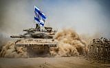 An Israeli Merkava tank pulls back from the Gaza Strip near the border with Israel on August 3, 2014. (Flash90)