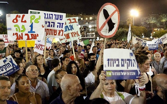 Thousands of Israelis gather at Rabin square in Tel Aviv to take part in a solidarity rally with residents in Southern Israel,  August 14, 2014. (photo credit: Amir Levy/Flash90) 