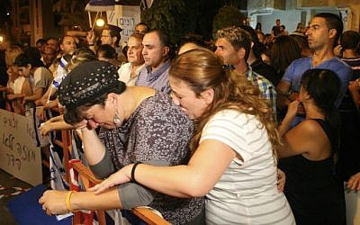 Israelis gather outside the Goldin home in the central Israeli city of Kfar Saba on August 2, 2014 to show support for the family of Lt. Hadar Goldin, who was killed in Gaza on Friday morning, August 1 (photo credit: Flash90)