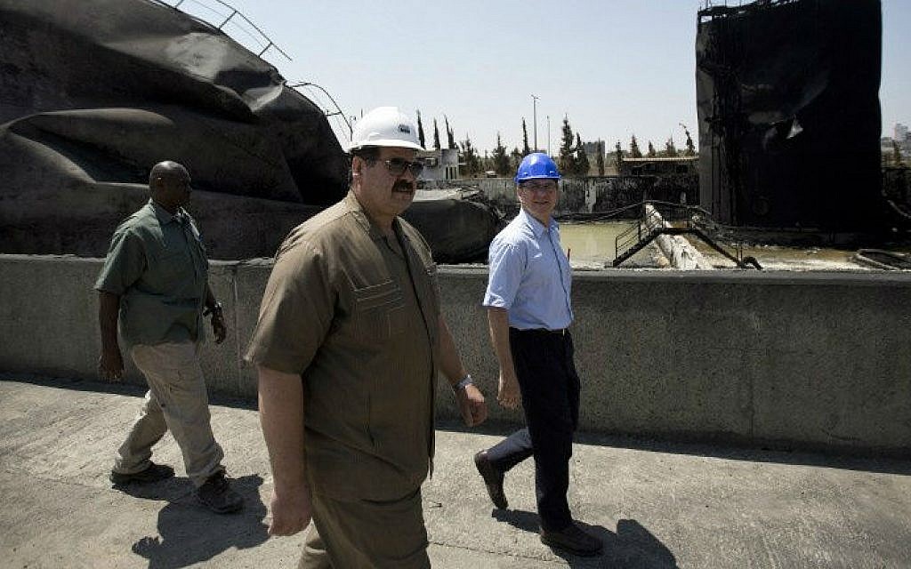 James Rawley (R), United Nations' humanitarian coordinator for the Palestinian territories visits a power plant supplying electricity to the Gaza Strip that was damaged due to the Israel-Hamas conflict on August 11, 2014 in Gaza City (AFP/Mahmud Hams)