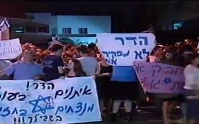 People rallying outside the home of Hadar Goldin in Kfar Saba early Sunday, August 3 2014. (Screen capture: Channel 2)