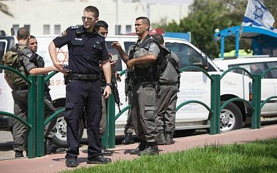 Police and rescue personnel at the scene of where an Israeli security guard working at the checkpoint at the entrance to Ma’ale Adumim was stabbed by an attacker who fled into a nearby Arab village, August 5, 2014. (photo credit: Yonatan Sindel/Flash90)