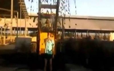 Saar Altman, as he takes on his own bucket challenge at Kibbutz Nir Yitzhak. (screen capture: YouTube/reshettv)