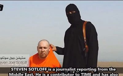Steven Sotloff and his IS captor in a video from August. (YouTube screenshot)