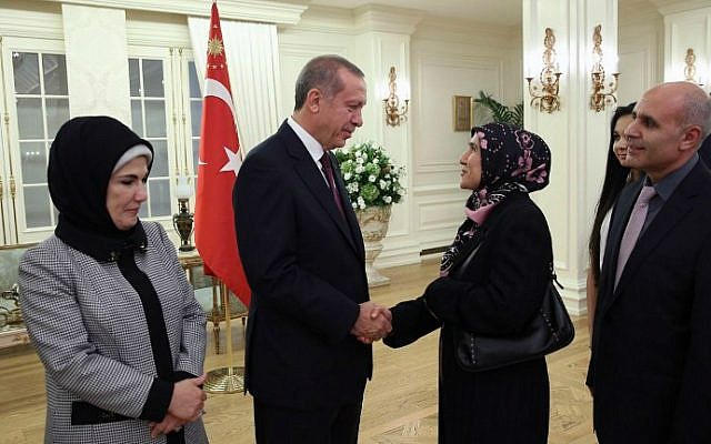 Turkish President Recep Tayyip Erdogan and his wife greeting some of the freed Turkish consulate hostages at the Cankaya presidential palace in Ankara, on September 21, 2014. (photo credit: AFP/Turkish Presidential Press Office/Kayhan Ozer) Turkish President Recep Tayyip Erdogan and his wife greeting some of the freed Turkish consulate hostages at the Cankaya presidential palace in Ankara, on September 21, 2014. (photo credit: AFP/Turkish Presidential Press Office/Kayhan Ozer)