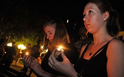 Students holding candles at a candlelight vigil for slain journalist Steven Sotloff  at the University of Central Florida in Orlando, Florida, on September 3, 2014. (photo credit: AFP/Gerardo Mora/Getty Images)
