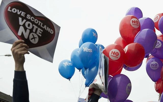 Balloons held by Yes supporters float next to balloons and posters held by No supporters ahead of a vote on Scottish independence, Glasgow, Scotland, Wednesday, Sept. 17, 2014. (photo credit: AP/Matt Dunham) Balloons held by Yes supporters float next to balloons and posters held by No supporters ahead of a vote on Scottish independence, Glasgow, Scotland, Wednesday, Sept. 17, 2014. (photo credit: AP/Matt Dunham)