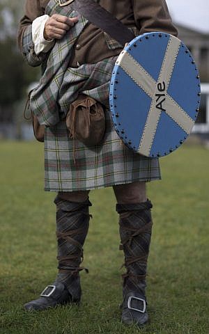 The historical kilt and outfit of a Scottish independence referendum Yes campaign supporter in Edinburgh, Scotland, Tuesday, Sept. 16, 2014. (photo credit: AP/Matt Dunham)